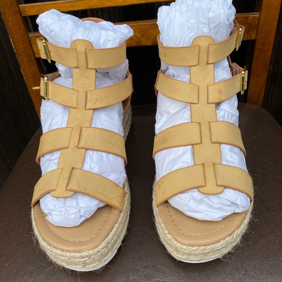 Soda Strappy Tan Sandals size 8 - Picture 6 of 10